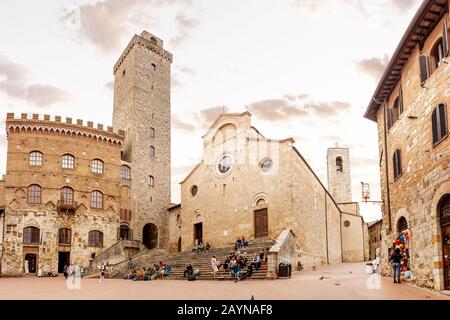 16. OKTOBER 2018, SAN GIMINIANO, ITALIEN: Stadtbild Blick auf das Historische Zentrum von San Gimignano, das berühmte UNESCO-Weltkulturerbe in Italien Stockfoto
