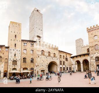 16. OKTOBER 2018, SAN GIMINIANO, ITALIEN: Stadtbild Blick auf das Historische Zentrum von San Gimignano, das berühmte UNESCO-Weltkulturerbe in Italien Stockfoto