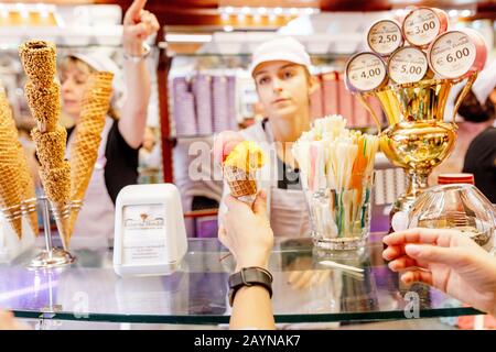 16. OKTOBER 2018, SAN GIMINIANO, ITALIEN: Gelateria DONDOLI ist ein bekanntes Dessertgeschäft in der Altstadt von SAN GIMINIANO Stockfoto