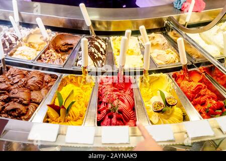 Verschiedene Aromen von Gelato-Eis im Vorzeigegeschäft im Dessertgeschäft Stockfoto