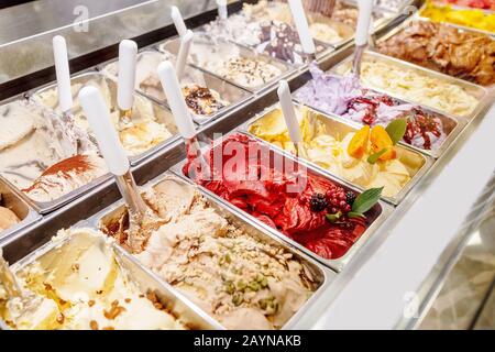 Verschiedene Aromen von Gelato-Eis im Vorzeigegeschäft im Dessertgeschäft Stockfoto