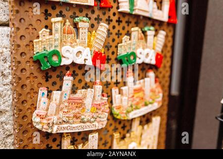 16. OKTOBER 2018, SAN GIMINIANO, ITALIEN: Typische Souvenirs aus der Toskana im Touristengeschäft Stockfoto