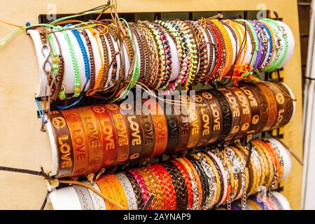 Viele verschiedene Hippie-Leder- und Textilarmbänder Stockfoto