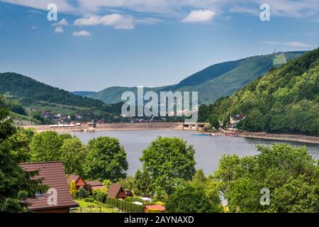 Staudamm am Zywieckie-See, Staubecken am Sola-Fluss, Bergkette Der Kleinen Beskiden (Beskid Maly), im Dorf Tresna, in der Nähe von Zywiec, Malopolska, Polen Stockfoto