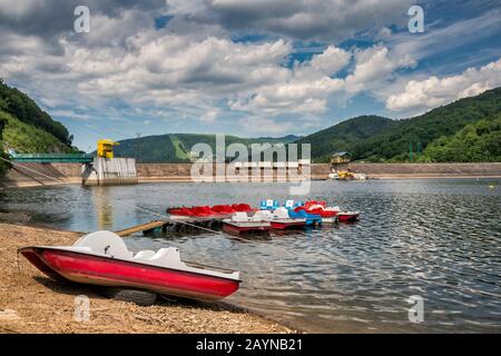 Paddelboote, Staudamm am Wasserreservoir am Fluss Sola, Bergkette Der Kleinen Beskiden (Beskid Maly), im Dorf Tresna, in der Nähe von Zywiec, Malopolska, Polen Stockfoto