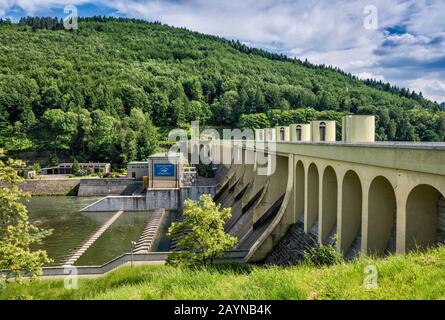 Staudamm, Wasserkraftwerk am Stausee am Fluss Sola, Bergkette Little Beskids, im Dorf Porabka, in der Nähe von Bielsko-Biala, Malopolska, Polen Stockfoto