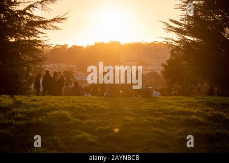 Paare beobachten den Sonnenuntergang vom Alamo Square Park in San Francisco, Kalifornien. Stockfoto