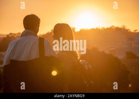 Paare beobachten den Sonnenuntergang vom Alamo Square Park in San Francisco, Kalifornien. Stockfoto