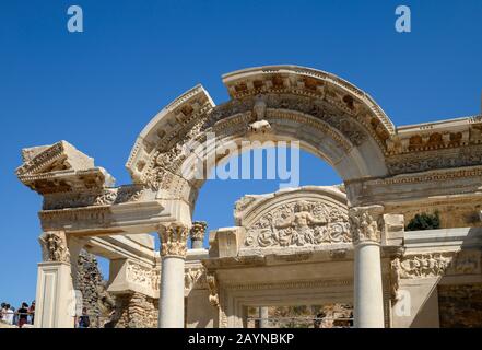 Hadrianstempel in der griechischen Altstadt von Ephesus in der türkischen Provinz Izmir Stockfoto