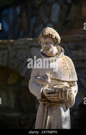 Statue des heiligen Franz von Assisi außerhalb des Hauses der Jungfrau Maria in der Nähe von Ephesus, Türkei Stockfoto