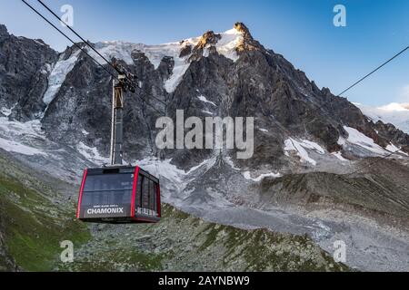 Die Seilbahn Aiguille du midi führt den Mont-Blanc in Chamonix, Frankreich, hinauf Stockfoto