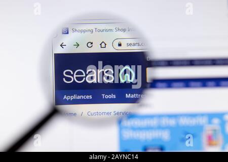 Sankt Petersburg, Russland - 18. Februar 2020: Sears Company Website Website Logo auf Laptop Display. Bildschirm mit Symbol, Bildmaterial Stockfoto