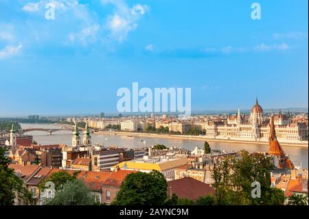 Blick über die Donau und das ungarische Parlamentsgebäude, Budapest, Ungarn Stockfoto