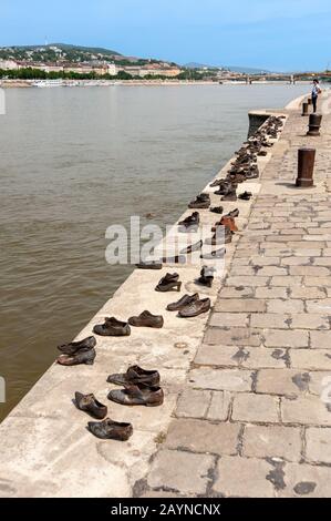 Schuhe auf dem Denkmal am Donauufer zu Ehren der Juden, die von faschistischen ungarischen Milizen der Arrow Cross Party in Budapest, Ungarn, massakriert wurden Stockfoto