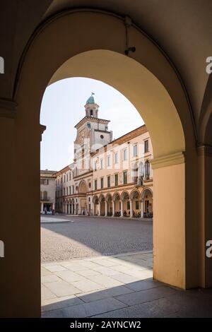 Der Renaissance-Bogen von Torrazzo, Crema, Provincia di Cremona, Italien, Rathaus und Piazza, durch die umliegende Arkade betrachtet. Stockfoto