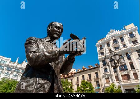 Bronzestatue von Federico Garcia Lorca in der Plaza de Santa Ana, Madrid, Spanien Stockfoto