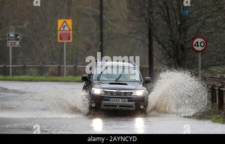 Ein Auto passiert eine überflutete Straße, während das Hochwasser in der Nähe von Yalding in Kent ansteigt, während Sturm Dennis starken Regen und Überschwemmungen über das Land bringt. Bilddatum: Sonntag, 16. Februar 2020. Siehe PA Story WETTERSTURM. Fotogutschrift sollte lauten: Gareth Fuller/PA Wire Stockfoto