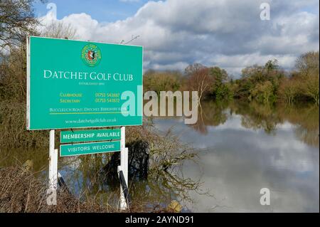 Flooding, Datchet Golf Club, Berkshire, Großbritannien. Februar 2014. Die Themse platzt nach starken Regenfällen und überschwemmte den Datchet Golf Club. Kredit: Maureen McLean/Alamy Stockfoto