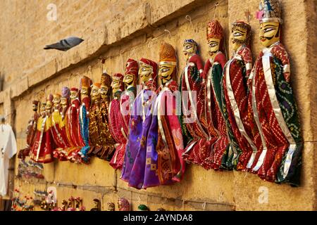 Puppen, die an einer Wand in Jaisalmer, Rajasthan, Indien hängen Stockfoto