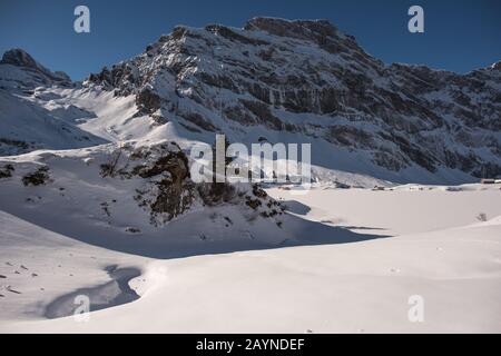 Verschneite Berglandschaft in den europäischen alpen, bei engelberg in der schweiz am trübsee. Stockfoto