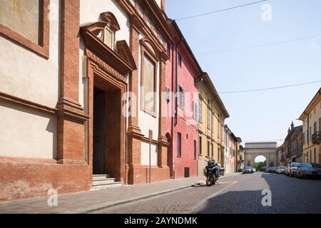 Chiesa della Santissima Trinita (Kirche der Heiligen Dreifaltigkeit), eine Renaissance-Kirche in Castelleone, Provincia di Cremona, Italien, und Triumphbogen. Stockfoto