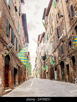 17. OKTOBER 2018, SIENA, ITALIEN: Bunte Flaggen der Bezirke von Siena für das Palio-Festival in der Toskana Stockfoto