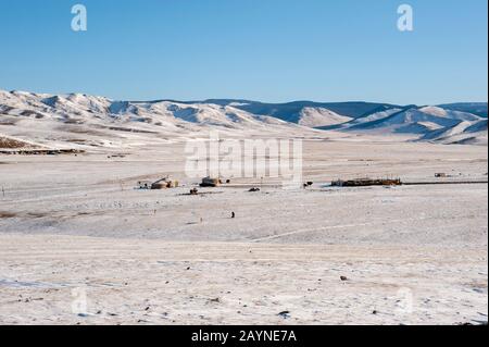 Verschneite Landschaft im Winter mit einem ger Camp in der Nähe von Ulaanbaatar, der Mongolei. Stockfoto