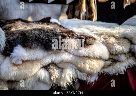 Stall, der Pelze verkauft, wirft auf dem Szabadsag Square Market (Liberty Square), Budapest, Ungarn Stockfoto