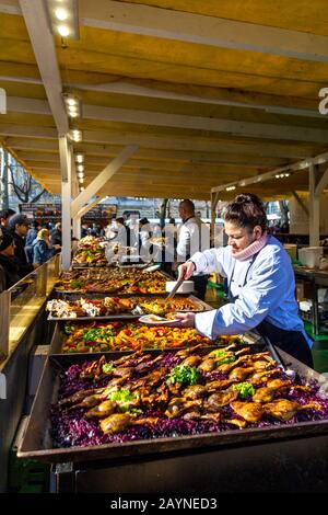 Frau, die auf dem Szabadsag Square Market, Budapest, Ungarn, traditionelle ungarische Küche serviert Stockfoto