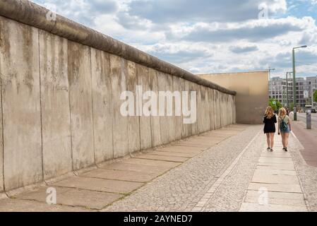 Die Gedenkstätte Berliner Mauer-Gedenkmünze Stück der Mauer an der Bernauer Straße, Berlin, Deutschland Stockfoto