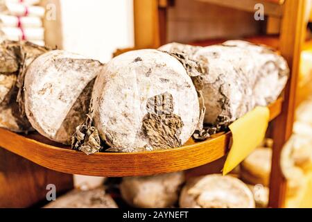 Ein Satz alter traditioneller toskanischer Pecorino-Käse. Konzept der italienischen Küche Stockfoto