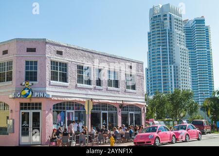 Miami Beach Florida, Collins Avenue, Big Pink, Restaurants, Restaurants, Restaurants, Restaurants, Cafés, Außentische im Freien, Essen im Freien, Volkswage Stockfoto