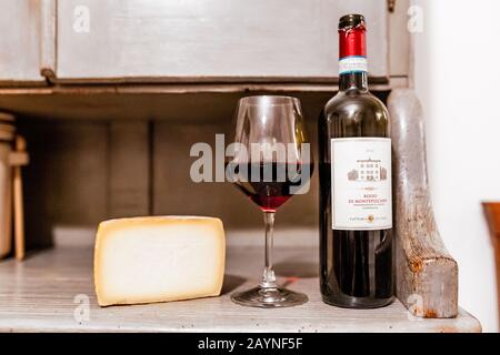 17. OKTOBER 2018, MONTEPULCIANO, ITALIEN: Flaschen Montepulciano-Wein mit italienischem Käse Stockfoto