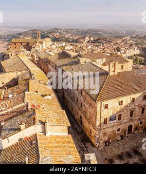 18. OKTOBER 2018, MONTEPULCIANO, ITALIEN: Blick auf das Stadtbild der Altstadt von Montepulciano, Italien Stockfoto