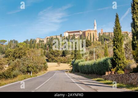 Fernblick auf die Altstadt von Pienza auf einem Hügel der Toskana, Italien. Stockfoto