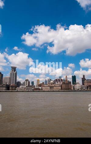 Blick von Pudong of the Bund oder Waitan entlang des Huangpu Flusses, einem Gebiet am Wasser im Zentrum von Shanghai, China. Stockfoto