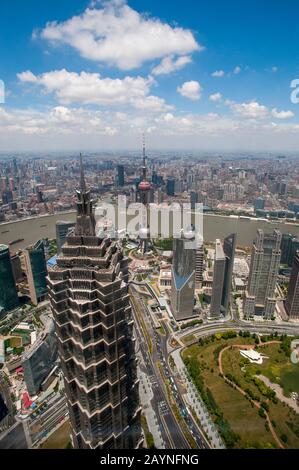 Blick von der Aussichtsplattform des 492 Meter hohen World Financial Center in Pudong, dem Oriental Pearl Television Tower, Huangpu River Stockfoto