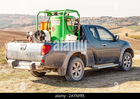 18. OKTOBER 2018, TOSKANA, ITALIEN: Pickup-Truck mit Pflanzenschutzmitteln und -Ausrüstung Stockfoto