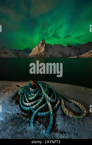 Ein Seil unter Nordlicht vor Olstinden, Hamnøy, Moskenes, Nordland, Lofoten, Norwegen, Nordeuropa Stockfoto