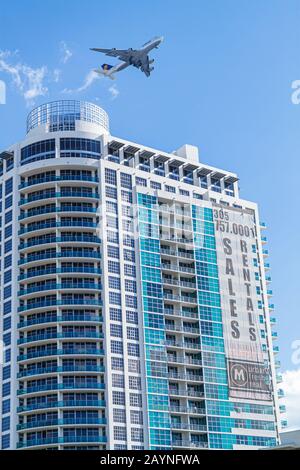 Miami Florida, Midtown, Hochhaus, Eigentumswohnung Wohnapartments Gebäude Gebäude Gehäuse, Verkehrsflugzeug Flugzeug Flugzeug Flugzeuge ae Stockfoto