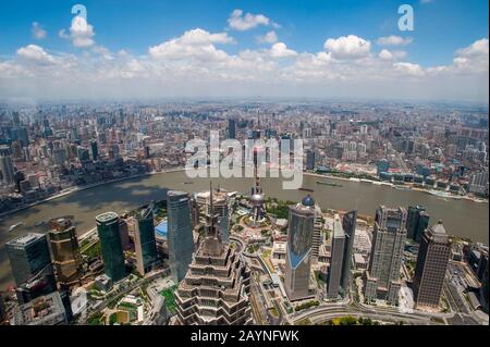 Blick von der Aussichtsplattform des 492 Meter hohen World Financial Center in Pudong, dem Oriental Pearl Television Tower, Huangpu River Stockfoto