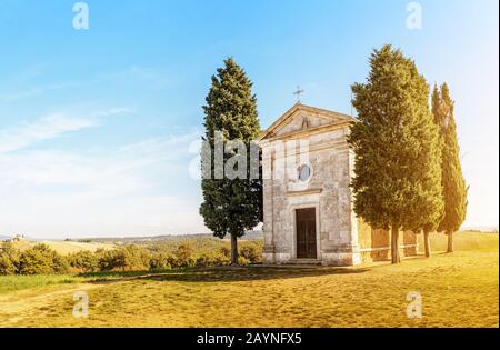 Malerische Landschaft mit alter Kapelle in der Toskana, Italien im Herbst Stockfoto