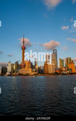 Blick vom Bund des Huangpu Flusses, dem 492 Meter hohen World Financial Center und dem Oriental Pearl Television Tower in Pudong, Shanghai, China. Stockfoto