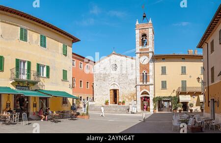 18. OKTOBER 2018, SAN QUIRICO D ORCIA, ITALIEN: Uralte Stadt in der Region Siena in der Toskana Stockfoto