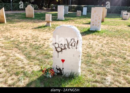 18. OKTOBER 2018, SAN QUIRICO DI ORCIA, ITALIEN: Grabstein mit Banksy-Künstlerunterschrift auf dem Kunstfriedhof im Stadtpark Stockfoto