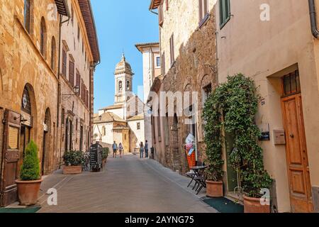 18. OKTOBER 2018, SAN QUIRICO D ORCIA, ITALIEN: Uralte Stadt in der Region Siena in der Toskana Stockfoto