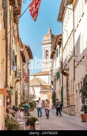 18. OKTOBER 2018, SAN QUIRICO D ORCIA, ITALIEN: Uralte Stadt in der Region Siena in der Toskana Stockfoto