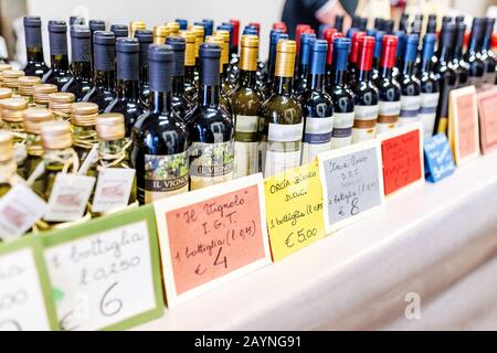 18. OKTOBER 2018, SAN QUIRICO D ORCIA, ITALIEN: Orcia Tuscany Weine auf dem lokalen Markt zum Verkauf Stockfoto