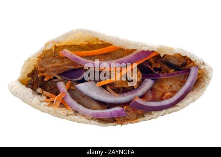 Hühnerkebab mit Salat in einem Pita Brot auf einem isolierten weißen Hintergrund mit einem Beschneidungspfad Stockfoto