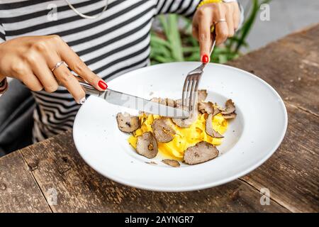 Köstliche italienische Pasta mit Trüffelpilzchips auf dem Tisch im Luxus-Restaurant. Stockfoto